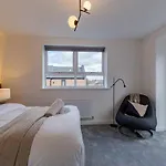 Sherlock Urban Escape Stylish 4Br Townhouse With Garden And Parking