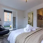 Sherlock Urban Escape Stylish 4Br Townhouse With Garden And Parking