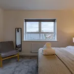 Sherlock Urban Escape Stylish 4Br Townhouse With Garden And Parking