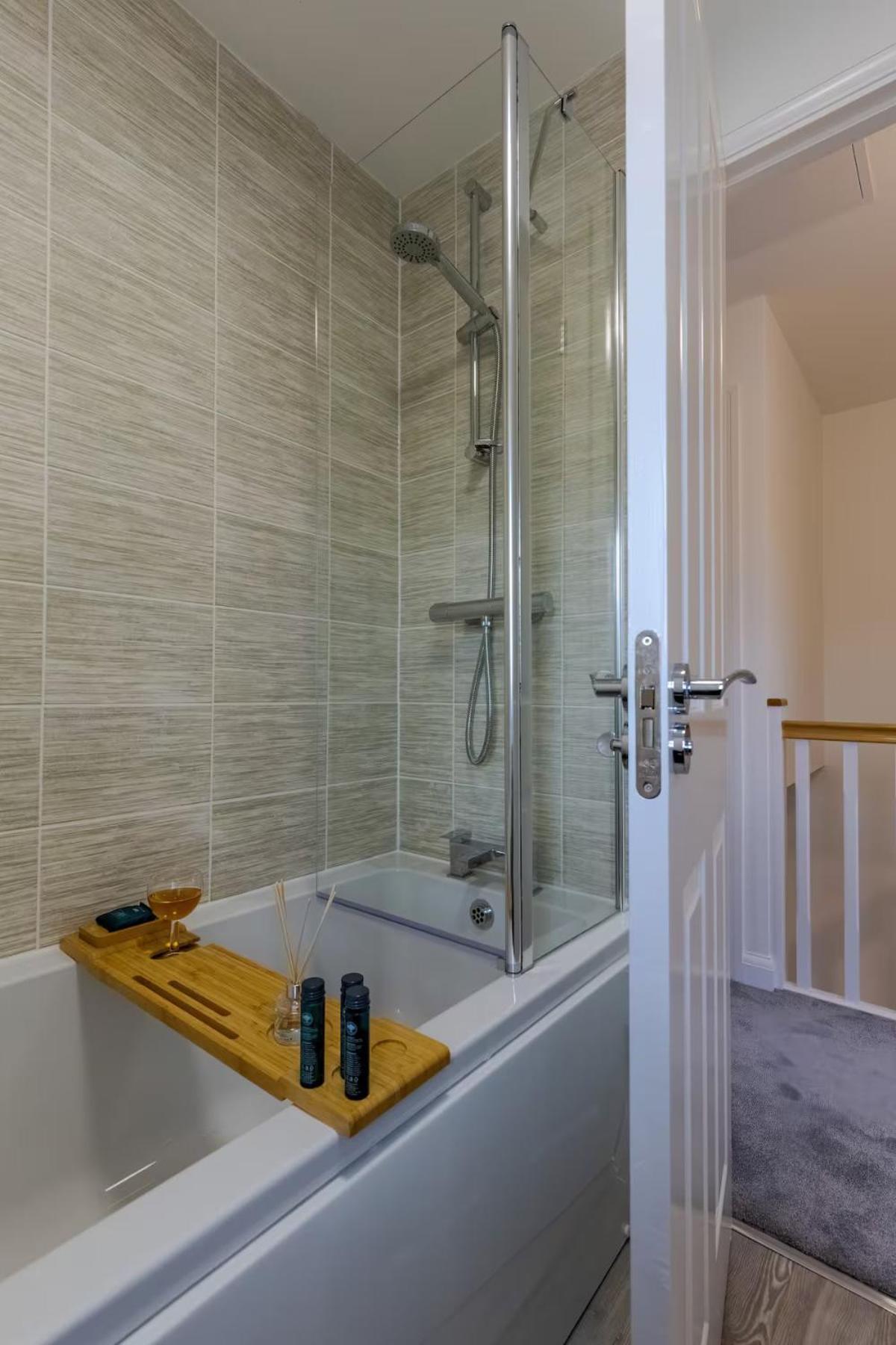 Sherlock Urban Escape Stylish 4br Townhouse With Garden And Parking Holiday home