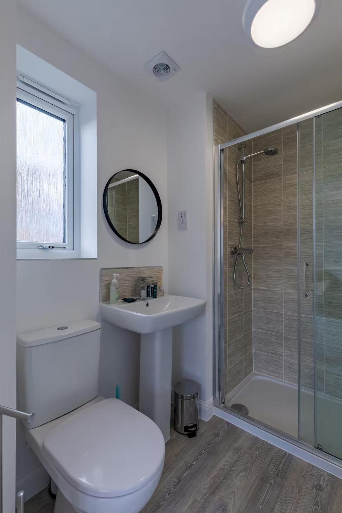 Sherlock Urban Escape Stylish 4br Townhouse With Garden And Parking Holiday home *
