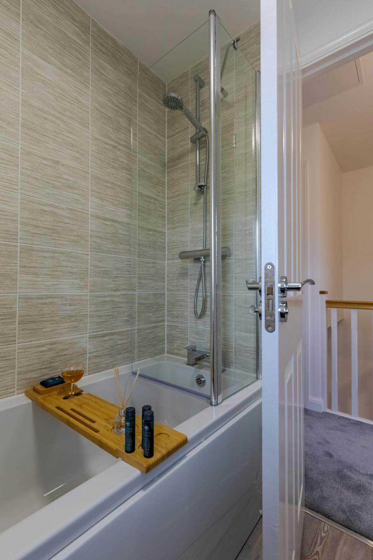 Sherlock Urban Escape Stylish 4br Townhouse With Garden And Parking *